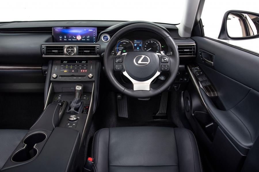 Торпедо Lexus IS300h (XE30) 2018 года  (ZA) (фото 16 из 16)